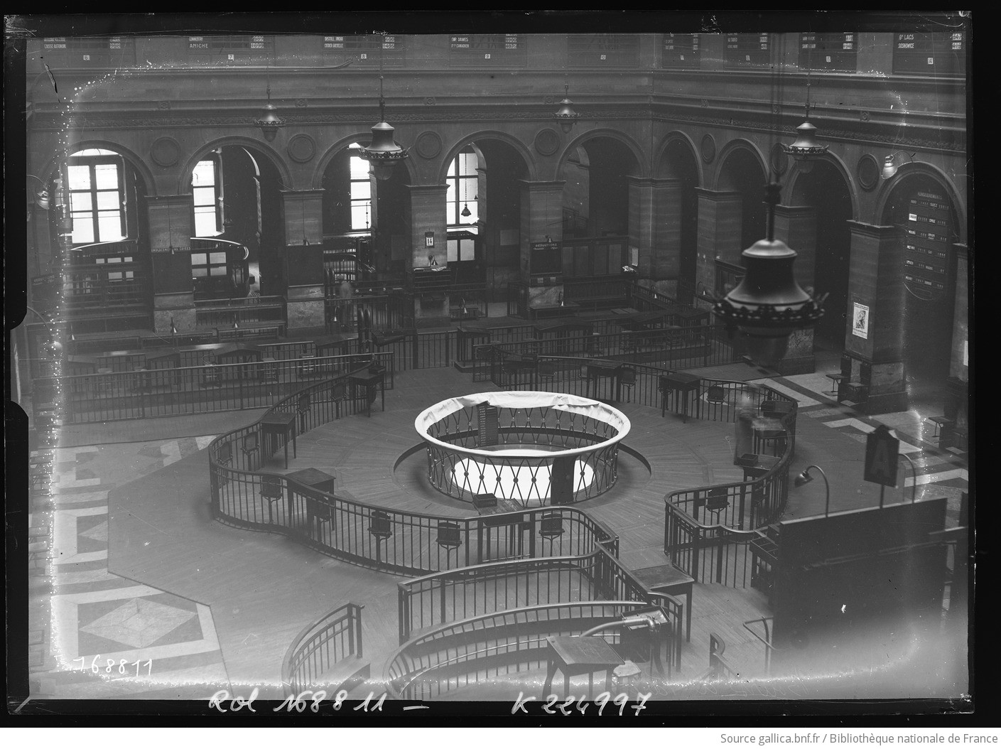Bourse de Paris [vue de l'intérieur, la corbeille]