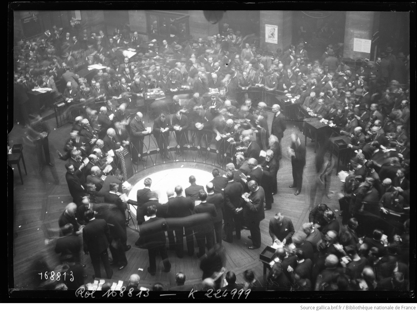 Bourse de Paris [vue de l'intérieur, la corbeille]