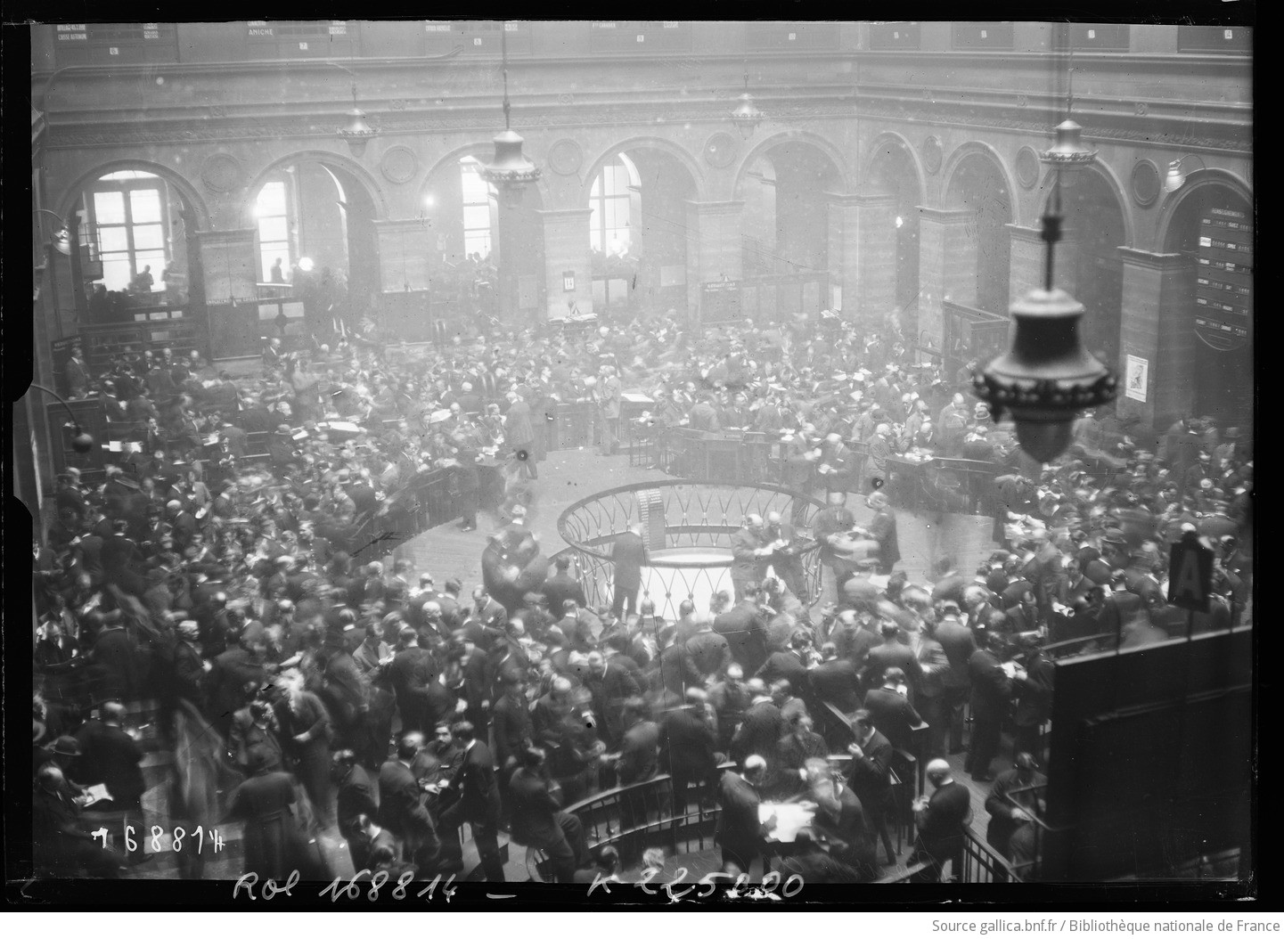 Bourse de Paris [vue de l'intérieur, la corbeille]